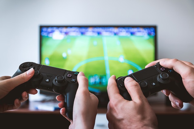 hraní na playstationu